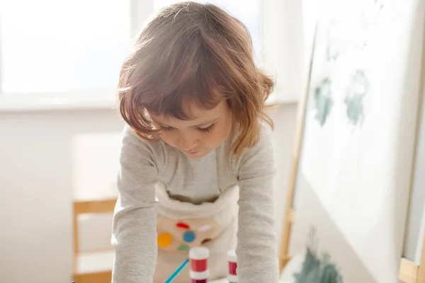 Bambino Ragazza Pittura Mano Con Vernice Pennello Finger Painting Art — Foto Stock