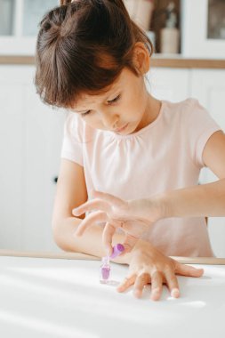 Ojeli ojeli ojeli bir kız.