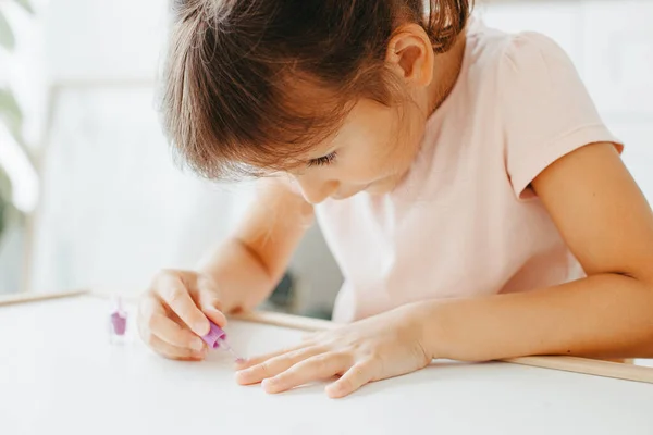 Ragazza con interesse dipingere sulle unghie con smalto — Foto Stock