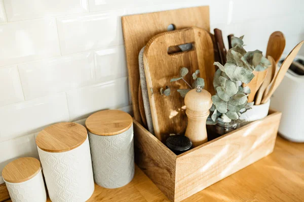 Кухонные детали, аксессуары, керамические банки, деревянный стол — стоковое фото