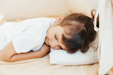 Çadırda oynayan tatlı kız.