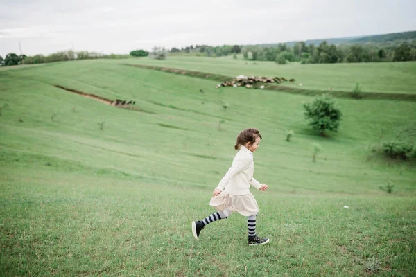 Chica joven en las verdes colinas de la granja —  Fotos de Stock
