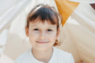 Çadırda oynayan tatlı kız.