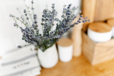 Kır tarzı mutfak ve lavanta çiçekleri.