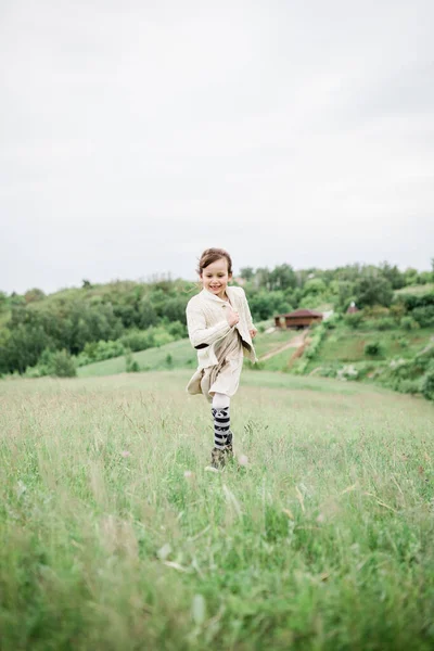 Молода дівчина на зелених пагорбах на фермі — стокове фото