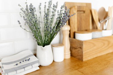 Kır tarzı mutfak ve lavanta çiçekleri.