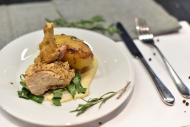 Kızarmış tavuk patates ile