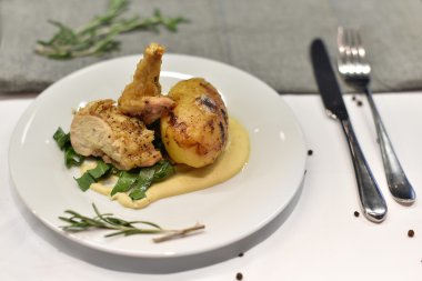 Kızarmış tavuk patates ile