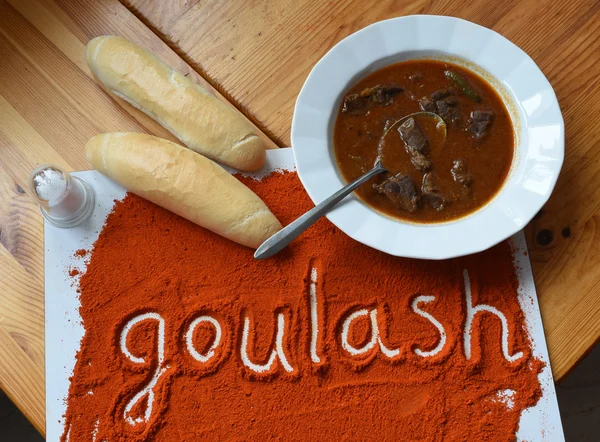 Goulash con rollos de pimiento rojo — Foto de Stock