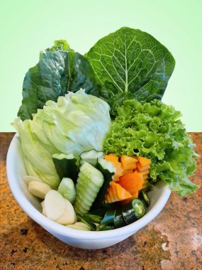 Yeşil Arkaplanda Tecrit Edilen Salata İçin Taze Sebze Türleri