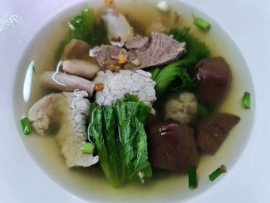 Sıcak ve baharatlı domuz eti Bir kasede kan çorbası