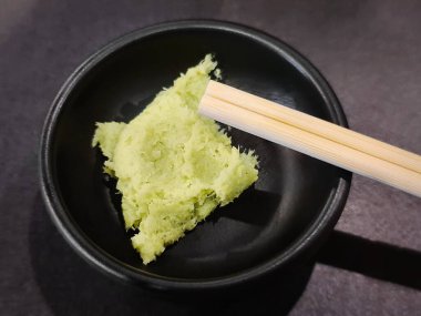 Yakın plan Tahta Çubuklar Bulanık Yeşil Wasabi Arkaplanı