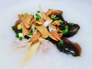 Zencefil ve kızarmış sarımsaklı yumurta soslu Asya Congee 'si.