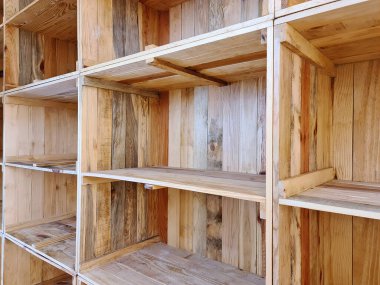 Boş Ahşap Kalaslardan Yapılmış Ahşap Rafın Perspektif Görünümü