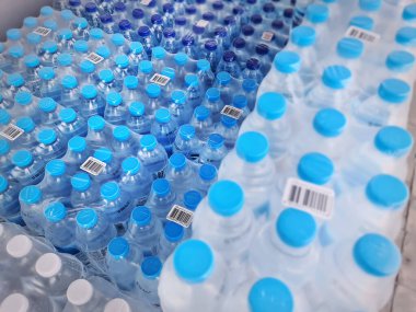 Muang, Samut Prakarn / Tayland - 28 Mart 2020: Mavi Başlıklı Yüksek Açı Su Paketleri