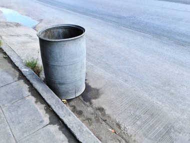 Yol kenarındaki Boş Gri Plastik Çöp Kutusunun Yüksek Açı Görünümü