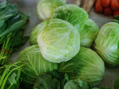Market Stall 'da Seçici Odaklı Taze Yeşil Lahana