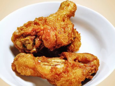 Beyaz Bulaşık Üzerine Kızarmış Tavuklar Açık Kahverengi Arkaplanda İzole Edildi