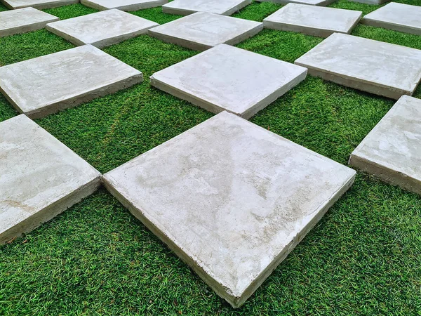 Hoge Hoek Uitzicht Decoratieve Stenen Tegels Groen Gras — Stockfoto