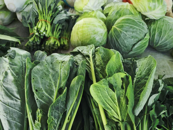 Крупним Планом Букет Свіжих Органічних Зелених Овочів Продажу Ринку — стокове фото