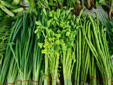Market Stall 'da Satılık Yeşil Sebze Yığını