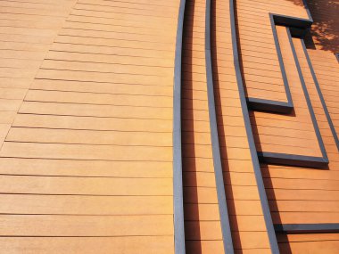 Çeşitli şekillerde yüksek açılı tahta merdiven basamakları görüntüsü