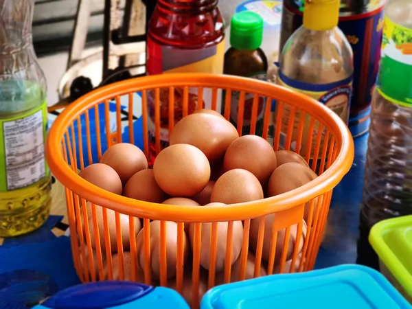 Haufen Frischer Roher Hühnereier Orangefarbenem Plastikkorb Der Küche — Stockfoto