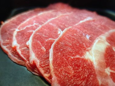 Seçici Odaklı İnce Dilimlenmiş Biftek