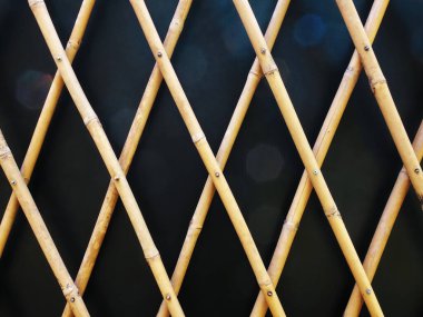 Kara Duvar 'a Karşı Tam Çerçeve Dekoratif Bambu Çit Düzeni