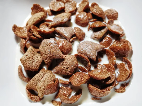 Cereal Chocolate Crocante Com Leite Tigela Branca — Fotografia de Stock