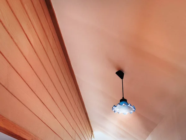 Low Angle View Van Verlichte Lamp Opknoping Onder Het Plafond — Stockfoto
