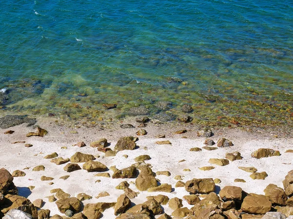Rotsen Zand Langs Kustlijn Tegen Het Blauwe Zeewater — Stockfoto