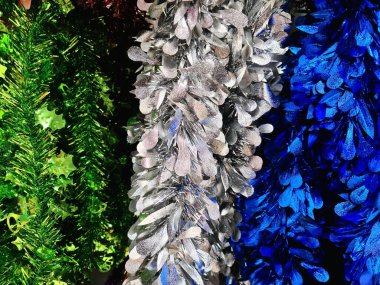 Noel ve Yeni Yıl kutlamaları için yakın plan Yeşil Gümüş ve Mavi Süslü Fırçalar