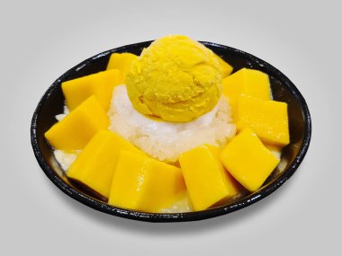 Sarı Mango Dondurma Kepçesi Yapışkan Pirinç ve Mango Parçacıkları Gri üzerine izole edilmiş