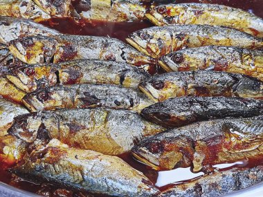 Büyük Paslanmaz Çelik Kasede Kaynamış Şekerli Uskumru Balığı Grubu