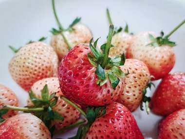 Gri Arkaplana Karşı Kırmızı Çilek