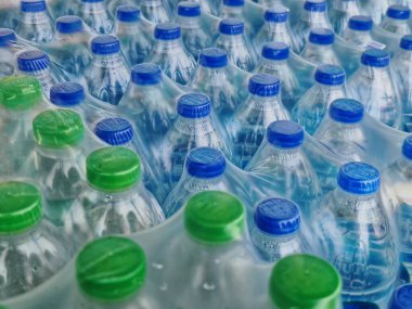 Mavi ve Yeşil Başlıklı İçme Suyu Paketlerinin Yüksek Açı Görünümü