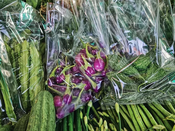 Großaufnahme Tüten Mit Lila Auberginen Und Bittergurken Zum Verkauf — Stockfoto