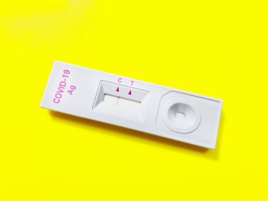 COVID-19 'un Negatif Test Sonuçları Sarı Üzerine Hızlı Antijen Test Kiti