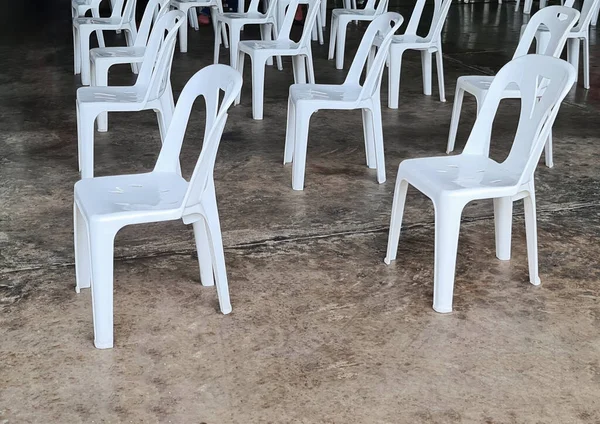 Wiersze Puste Białe Plastikowe Krzesła — Zdjęcie stockowe