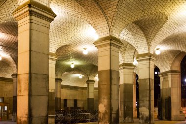 New York City metro istasyonunda gece