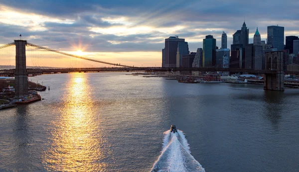 Panoramablick auf brooklyn bridge sonnenuntergang in nyc — Stockfoto