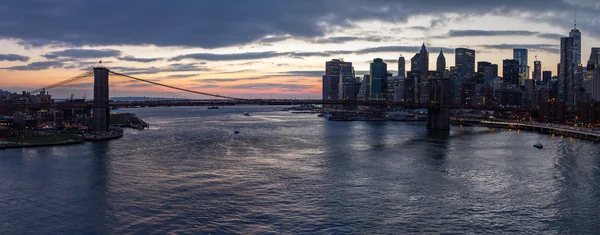 Vista panorámica del atardecer del puente de Brooklyn en Nueva York — Foto de Stock