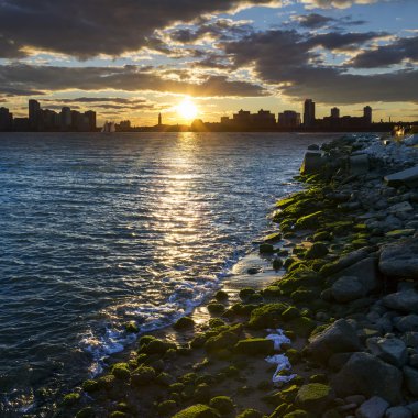 Günbatımı New York'tan görülen Hudson Nehri