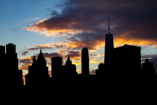 纽约城的天际线轮廓在日落时 — 图库照片