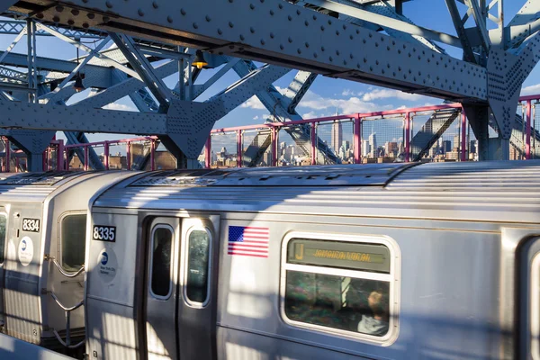 Metro que cruza el puente Williamsburg en Nueva York — Foto de Stock