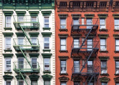 New York City kırmızı ve yeşil apartmanlar