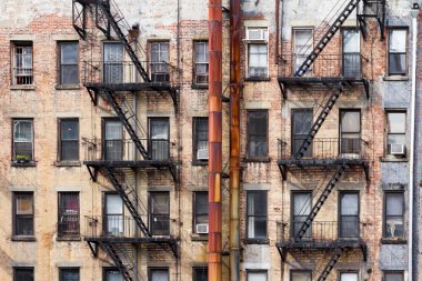 New York'ta eski apartman binaları
