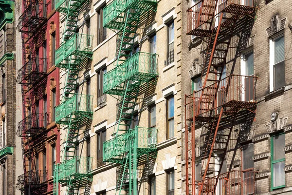 New York City Block of Apartment Buildings in Manhattan — Stock Photo, Image