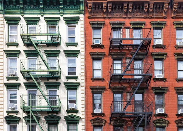 Edifícios de apartamento de vermelho e verde de Nova York — Fotografia de Stock